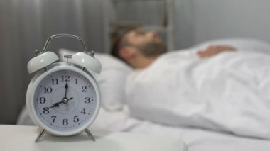 Kızgın adam zil çalar saat, sabah rutin, tembellik, yastık atma