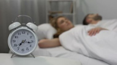 Çalar saat ile sabah uyanma ve yatakta, Aile öpüşme mutlu çift