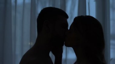 Erkek ve kadın siluetleri karanlık odada öpüşme romantik bir gece, duygu aşk