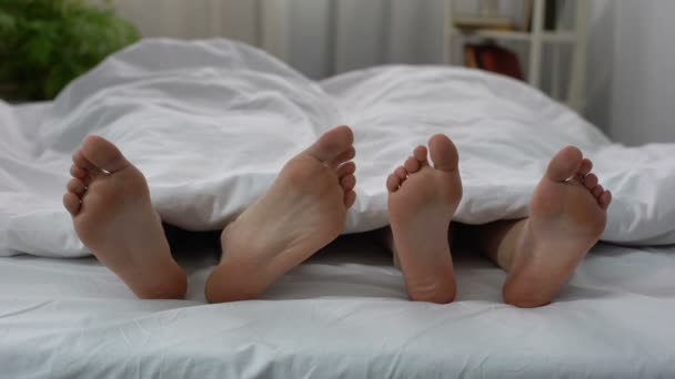 Piede maschile toccare femmina, flirtare a letto, relazioni offesa, fraintendimento — Video Stock