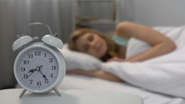 Женщина спит утром, будильник возле кровати, дневной распорядок, управление временем — стоковое видео