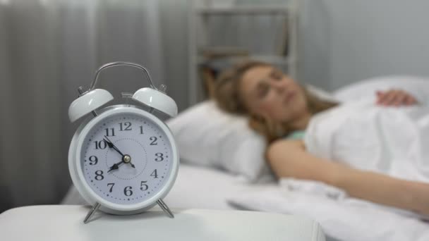 Dama lanzando almohada al sonar el despertador, privación del sueño, estrés matutino — Vídeos de Stock