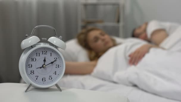 Couple dormant jusqu'à midi, matin après la fête du soir, style de vie paresseux vacances — Video
