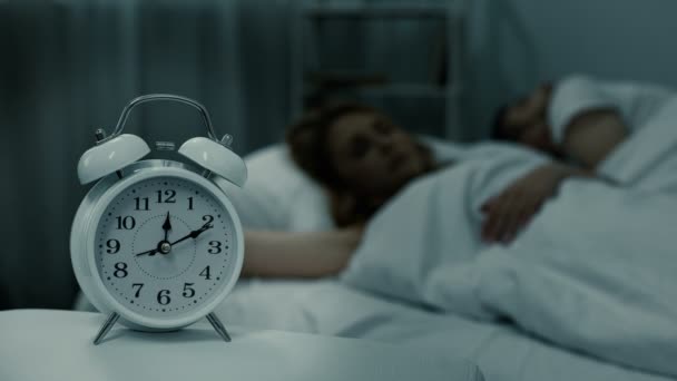 Pareja casada durmiendo tranquilamente por la noche con el reloj cerca de la cama, fases de sueño — Vídeos de Stock