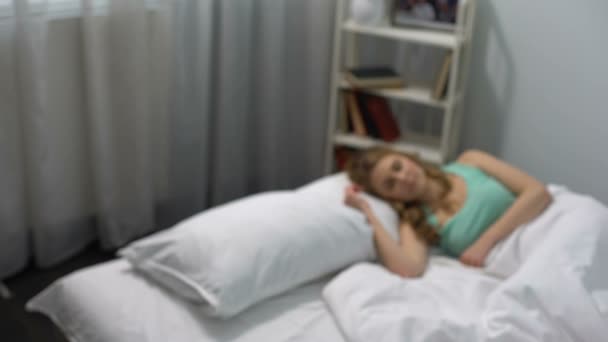Şefkatli koca lale uykulu karısı için sabah, Yıldönümü tarihinden sunulması — Stok video