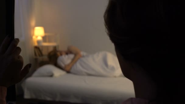 Woman looking at husband with mistress in bed, finding out adultery, crisis — Stock Video