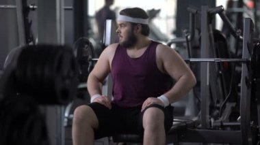 Şişman midesi bakan adam üzgün, kaybetmek ağırlık, jimnastik salonu iş, spor arzu