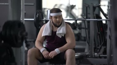 Kas ve spor salonunda, güvensizliği güçlü olmaya gibi komik kilolu erkek