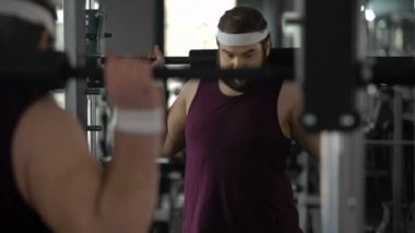 Obez adam pek egzersiz halter spor salonu, fitness egzersiz, spor ile yapmak