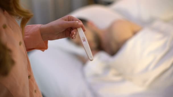 Jovencita sosteniendo prueba de embarazo positiva y píldora de aborto eligiendo nacimiento bebé — Vídeo de stock