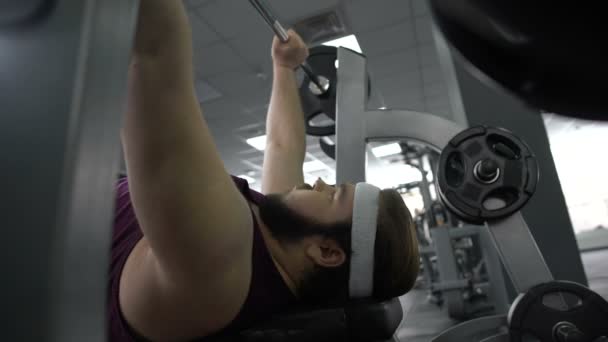 Hombre gordo con músculos débiles incapaz de levantar pesadas pesas, riesgo de lesiones deportivas — Vídeo de stock