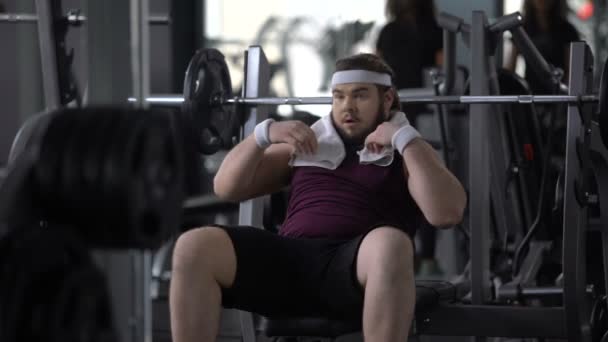 Obese mannelijke drinkwater na barbell oefening, herstel van aqua evenwicht, dieet — Stockvideo