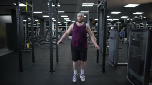 Dicker Mann, der Seil springt, aktiv Sport treibt, um abzunehmen und fit zu werden — Stockvideo