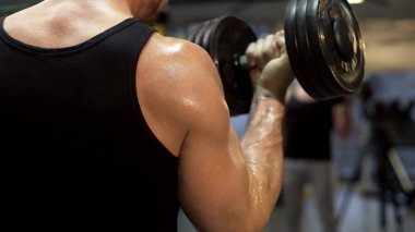 Kaldırma ağır dumbbells vasıl jimnastik salonu, kişisel fitness programı ayna önünde adam