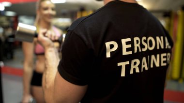 Halter, kaldırma kişisel spor salonunda antrenör kadın egzersiz tekniği için gösterilen