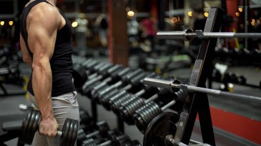 Spor salonunda rekabet için hazırlanıyor, büyük dumbbell ile çalışma dışarı halterci