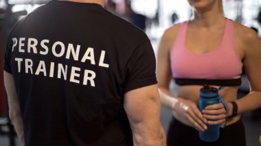 Spor salonunda, motive ve sağlıklı beslenme tartışırken konuşan spor Bayan koç