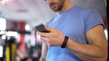 Fitness bilezik ile eşitlemek için smartphone uygulama başlatma atlet