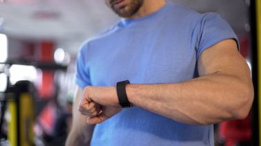 Adam onun fitness uygulama çalışmadan sonra ilerleme ve sonuçlarını görmek için kontrol