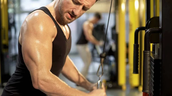 Sueur Haut Corps Gars Faire Des Pull Dans Salle Gym — Photo