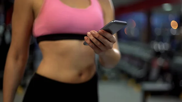 Çekici Kız Bilgisi Üstünde Hareket Eden Telefon Içinde Jimnastik Salonu — Stok fotoğraf