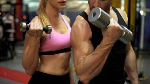 Couple Lifting Dumbbells Together Gym Guy Showing Correct Way Sport — Stock Photo, Image