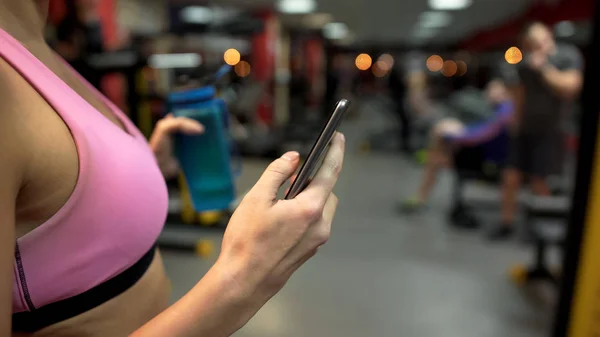 Girl Checking Cellphone Having Break Exercise Gym Calories Application — Stock Photo, Image