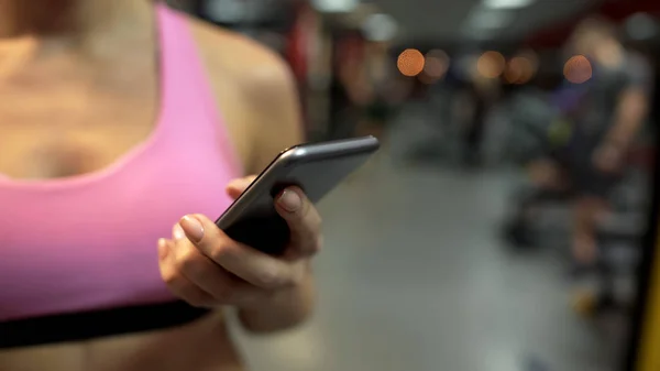 Woman Scrolling Pages Her Mobile Phone Having Break Exercising Gym — Stock Photo, Image