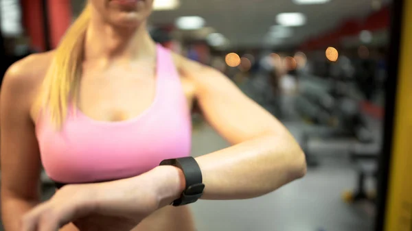 Mujer Mirando Reloj Inteligente Antes Comenzar Entrenar Gimnasio Aplicación Fitness —  Fotos de Stock