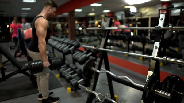 Joven Guapo Entrenamiento Con Pesas Gimnasio Fotografia De Stock C Zoom01 194889546 Depositphotos