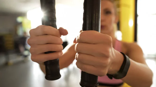 Mujer Haciendo Entrenamiento Con Mosca Pecho Gimnasio Cerca Haciendo Ejercicio —  Fotos de Stock