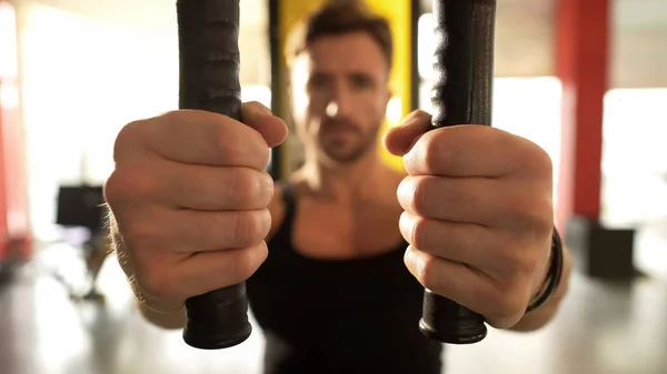 Homme Avec Des Muscles Très Développés Faisant Gym Entraînement Mouche — Photo