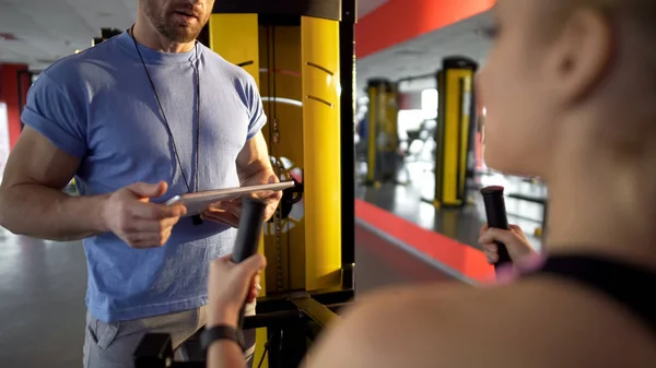 Fitness Trainer Parlando Con Una Giovane Donna Palestra Discutendo Programma — Foto Stock