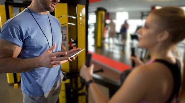 Trainer Discussing Training Plan His Female Client Coach Support Gym — Stock Photo, Image