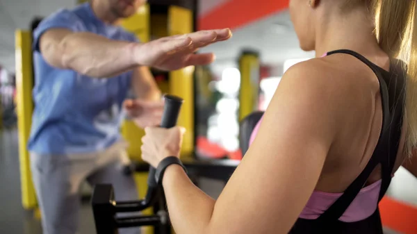 Personal Trainer Encouraging Client Inspiring Her Continue Doing Exercise — Stock Photo, Image