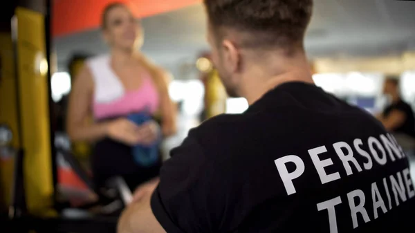 Personal Trainer Parlare Con Cliente Palestra Femminile Dopo Allenamento Servizio — Foto Stock