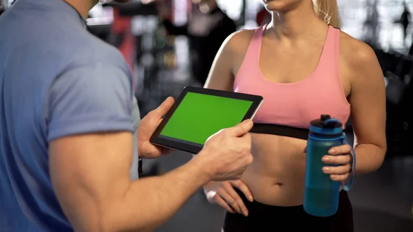 Προπονητής Εξηγεί Πρόγραμμα Workout Θηλυκό Πελάτη Χρησιμοποιώντας Πράσινο Οθόνης Laptop — Φωτογραφία Αρχείου