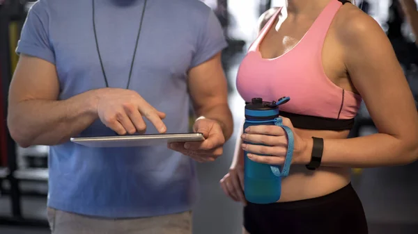 Coach Explaining Training Schedule Female Client Using Tablet Gym Gadget — Stock Photo, Image