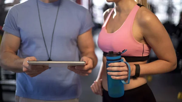 Trainer Communicating Female Client Creating Her Personal Workout Plan — Stock Photo, Image