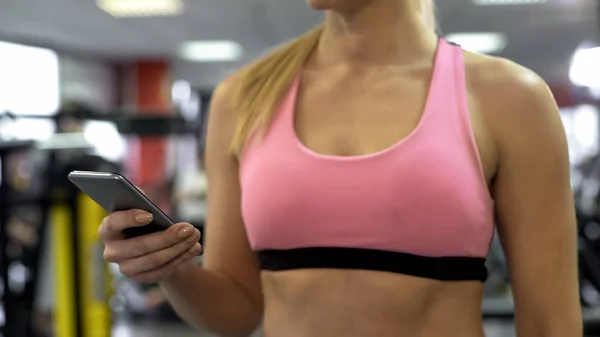 Kadın Onun Fitness Aktivitesi Verilerde Çalışmadan Sonra Mobil Uygulama Denetimi — Stok fotoğraf