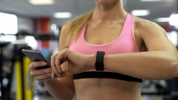 Bayan Fitness Bilezik Mobil Uygulamasını Kullanarak Eğitim Ilerleme Kontrol — Stok fotoğraf