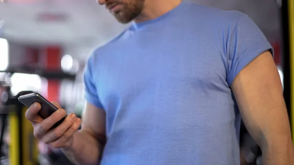 Homem Muscular Verificando Quantidade Calorias Queimadas Seu Aplicativo Fitness Smartphone — Fotografia de Stock