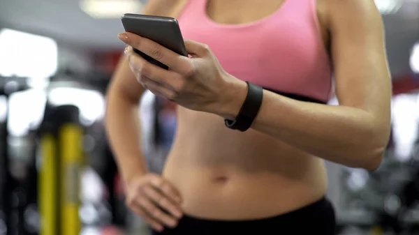 Girl Tracking Weight Loss Muscle Gain Mobile Application Her Phone — Stock Photo, Image