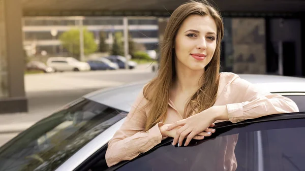 Senhora Bonita Desfrutando Carro Presente Posando Para Câmera Mulher Feliz — Fotografia de Stock