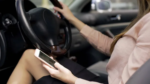 Pengusaha Wanita Duduk Mobil Dan Membaca Berita Smartphone Aplikasi Mobile — Stok Foto