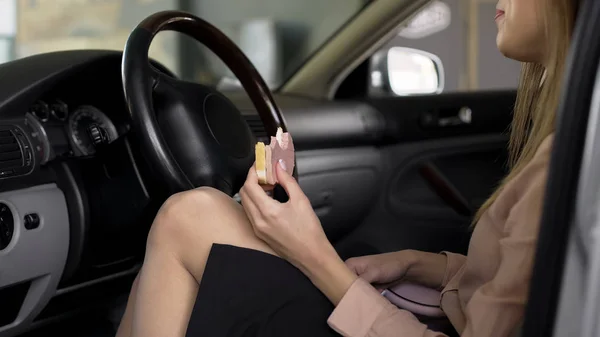 Mulher Negócios Ocupada Comendo Sanduíche Carro Almoçando Dieta Insalubre — Fotografia de Stock