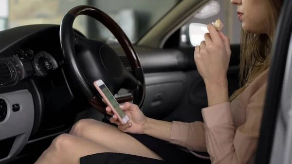 Trabalhadora Escritório Sentada Carro Comendo Sanduíche Usando Smartphone — Fotografia de Stock