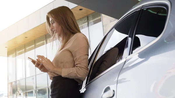 Mulher Negócios Agradável Chamando Cliente Smartphone Perto Automóvel — Fotografia de Stock