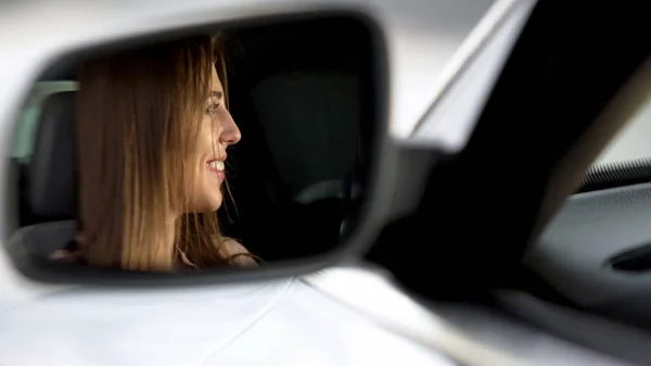 Motorista Feminina Feliz Sentado Carro Sorrindo Para Namorado Espelho Retrovisor — Fotografia de Stock