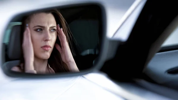 Piękna Kobieta Siedzi Samochodzie Cierpiących Straszny Ból Głowy Nieszczęśliwy — Zdjęcie stockowe